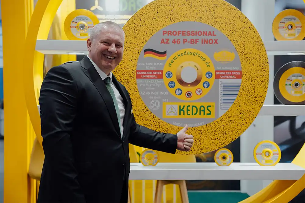 УЧАСТИЕ В  Big 5 Global Dubai, UAE , КАТО ЕКСКЛУЗИВЕН ГОСТ НА KEDAS GROUP  Germany, ГЛОБАЛЕН ЛИДЕР В ОБЛАСТА НА ВИСОКОСКОРОСТНИТЕ АБРАЗИВИ НА ОРГАНИЧНА ОСНОВА